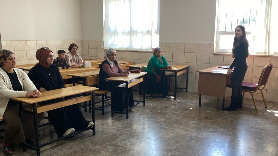 Okulumuz Rehber Öğretmeni Pınar Dalkıran tarafından ortaokul velilerimize aile içi iletişim ile ilgili seminer çalışması yapılmıştır